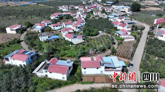 航拍大堰溝村。鹽源縣委宣傳部供圖 航拍大堰溝村。鹽源縣委宣傳部供圖