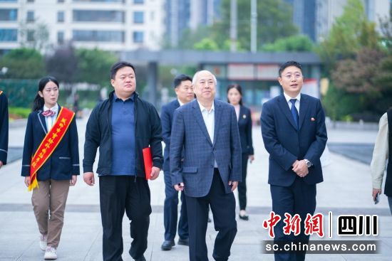 錢學(xué)森之子錢永剛一行走進(jìn)成都市實(shí)驗(yàn)外國(guó)語(yǔ)學(xué)校。成都市實(shí)驗(yàn)外國(guó)語(yǔ)學(xué)校供圖 錢學(xué)森之子錢永剛一行走進(jìn)成都市實(shí)驗(yàn)外國(guó)語(yǔ)學(xué)校。成都市實(shí)驗(yàn)外國(guó)語(yǔ)學(xué)校供圖