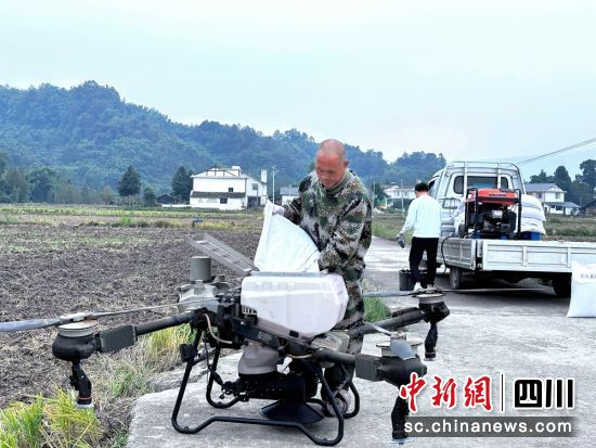 種植戶使用無人機進行播種撒肥。洪雅融媒供圖 種植戶使用無人機進行播種撒肥。洪雅融媒供圖