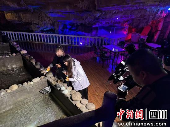 正在現場觀看。王旭東 攝 正在現場觀看。王旭東 攝