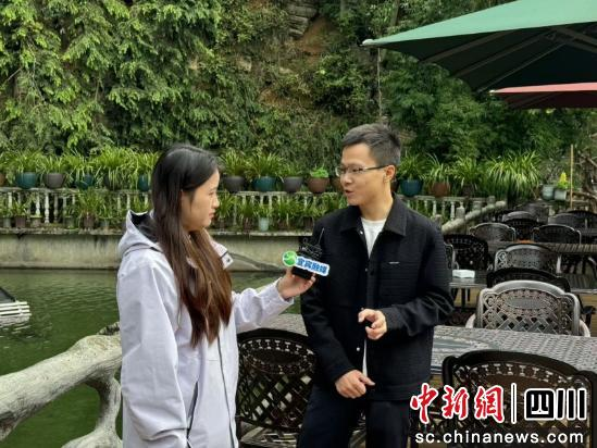 正在接受采訪。王旭東 攝 正在接受采訪。王旭東 攝