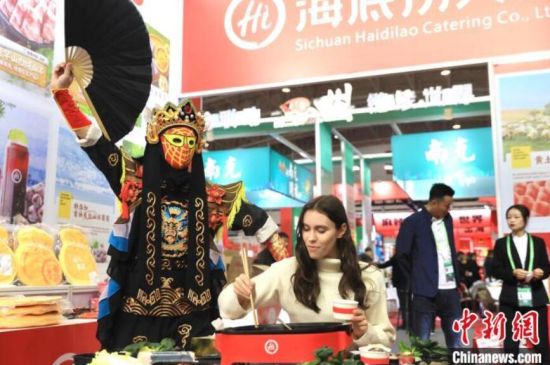 觀眾在川渝火鍋產(chǎn)業(yè)供應(yīng)鏈展區(qū)品鑒火鍋。 王磊 攝 觀眾在川渝火鍋產(chǎn)業(yè)供應(yīng)鏈展區(qū)品鑒火鍋。 王磊 攝