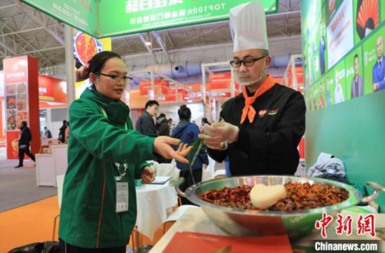 火鍋企業(yè)工作人員現(xiàn)場(chǎng)準(zhǔn)備火鍋鍋底。 王磊 攝 火鍋企業(yè)工作人員現(xiàn)場(chǎng)準(zhǔn)備火鍋鍋底。 王磊 攝