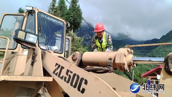 李洪榮正在檢修裝載機 李洪榮正在檢修裝載機