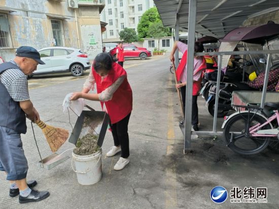 志愿者清掃小區垃圾 志愿者清掃小區垃圾