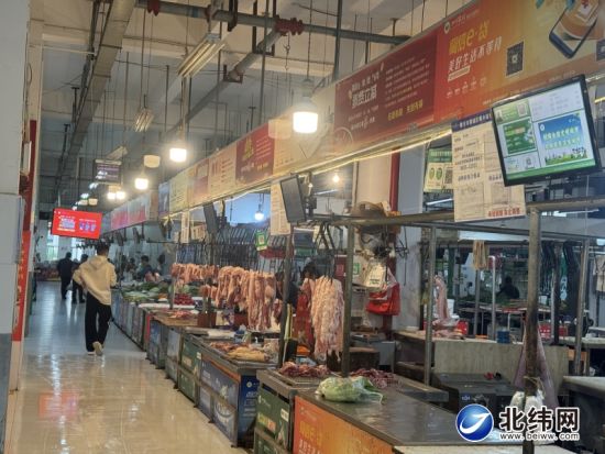 蜀天農貿市場地面整潔干凈、菜品擺放整齊 蜀天農貿市場地面整潔干凈、菜品擺放整齊