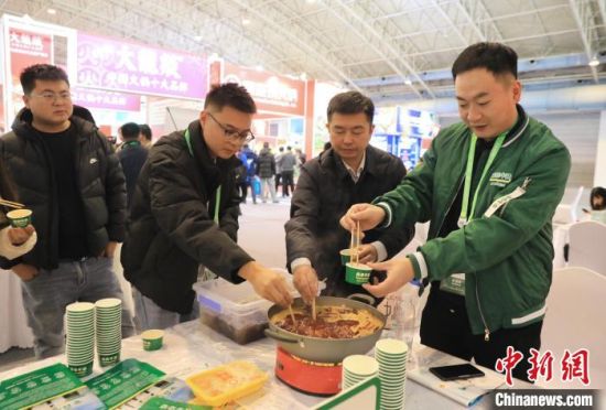 11月26日,第二屆中國國際供應鏈促進博覽會在北京開幕,圖為展商和觀眾在川渝火鍋產業供應鏈展區品嘗四川火鍋。 中新社記者 王磊 攝 11月26日,第二屆中國國際供應鏈促進博覽會在北京開幕,圖為展商和觀眾在川渝火鍋產業供應鏈展區品嘗四川火鍋。 中新社記者 王磊 攝