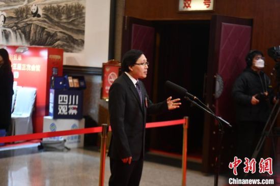 吳孟強(qiáng)走上“委員通道”,為四川氫能產(chǎn)業(yè)發(fā)展建言。記者 張浪 攝 吳孟強(qiáng)走上“委員通道”,為四川氫能產(chǎn)業(yè)發(fā)展建言。記者 張浪 攝
