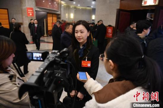 全國青聯常委、四川省政協委員馮家妹19日接受中新網記者專訪。 記者 張浪 攝 全國青聯常委、四川省政協委員馮家妹19日接受中新網記者專訪。 記者 張浪 攝