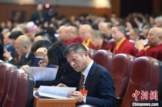 四川省政協(xié)委員、四川省學(xué)校文化建設(shè)研究會會長高善峰在四川省政協(xié)十三屆三次會議上。 姜寒冬 攝 四川省政協(xié)委員、四川省學(xué)校文化建設(shè)研究會會長高善峰在四川省政協(xié)十三屆三次會議上。 姜寒冬 攝
