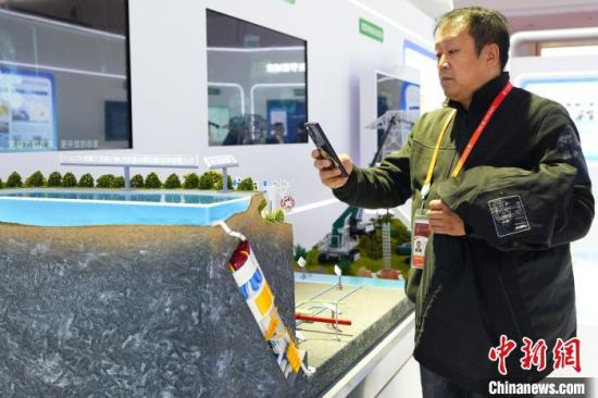 第二屆中國國際供應鏈促進博覽會上,在清潔能源鏈展館,國家電網展臺展出的抽水蓄能站隧洞群全斷面機械化掘進關鍵技術與應用的模型吸引觀眾。記者 趙文宇 攝 第二屆中國國際供應鏈促進博覽會上,在清潔能源鏈展館,國家電網展臺展出的抽水蓄能站隧洞群全斷面機械化掘進關鍵技術與應用的模型吸引觀眾。記者 趙文宇 攝