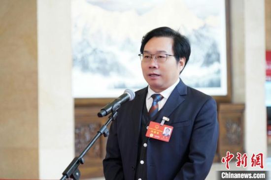 唐印在代表通道答記者問。 受訪者 供圖 唐印在代表通道答記者問。 受訪者 供圖
