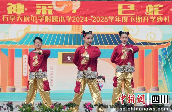 開學典禮上的文藝演出。 記者 安源 攝 開學典禮上的文藝演出。 記者 安源 攝