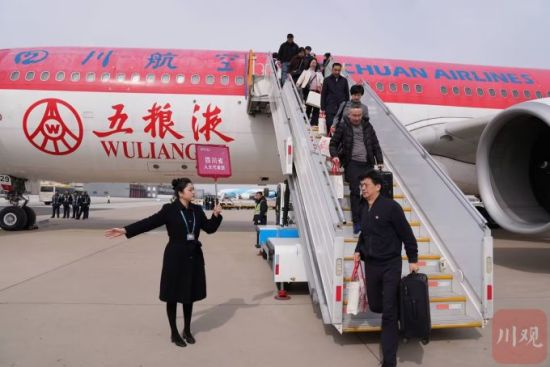 出席十四屆全國人大三次會(huì)議的四川代表團(tuán)抵京 出席十四屆全國人大三次會(huì)議的四川代表團(tuán)抵京
