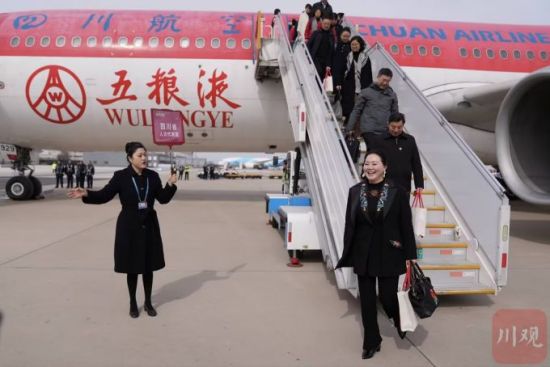 出席十四屆全國人大三次會(huì)議的四川代表團(tuán)抵京 出席十四屆全國人大三次會(huì)議的四川代表團(tuán)抵京
