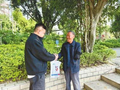 市民張先生給魏紹紅(右)送來新手機。 市民張先生給魏紹紅(右)送來新手機。