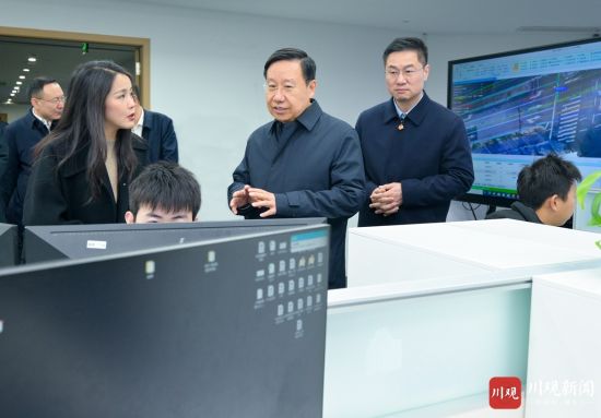3月18日,省委書記、省人大常委會(huì)主任王曉暉到自貢市大安區(qū)百度阿波羅智行(西南)人工智能基礎(chǔ)數(shù)據(jù)產(chǎn)業(yè)基地調(diào)研,詳細(xì)了解基地建設(shè)、應(yīng)用場(chǎng)景等情況,聽取以數(shù)據(jù)標(biāo)注為重點(diǎn)發(fā)展人工智能基礎(chǔ)數(shù)據(jù)產(chǎn)業(yè)情況介紹。 3月18日,省委書記、省人大常委會(huì)主任王曉暉到自貢市大安區(qū)百度阿波羅智行(西南)人工智能基礎(chǔ)數(shù)據(jù)產(chǎn)業(yè)基地調(diào)研,詳細(xì)了解基地建設(shè)、應(yīng)用場(chǎng)景等情況,聽取以數(shù)據(jù)標(biāo)注為重點(diǎn)發(fā)展人工智能基礎(chǔ)數(shù)據(jù)產(chǎn)業(yè)情況介紹。