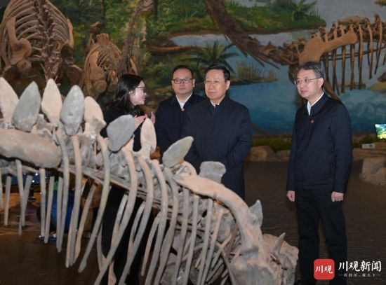 3月18日,省委書記、省人大常委會(huì)主任王曉暉到自貢恐龍博物館調(diào)研,了解當(dāng)?shù)赝苿?dòng)文旅融合產(chǎn)業(yè)高質(zhì)量發(fā)展情況。 3月18日,省委書記、省人大常委會(huì)主任王曉暉到自貢恐龍博物館調(diào)研,了解當(dāng)?shù)赝苿?dòng)文旅融合產(chǎn)業(yè)高質(zhì)量發(fā)展情況。