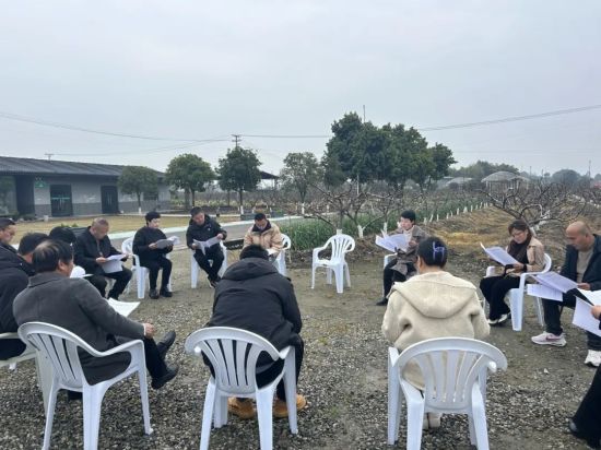 圖為:清流鎮(zhèn)人大組織區(qū)、鎮(zhèn)兩級人大代表走訪調(diào)研轄區(qū)農(nóng)業(yè)合作社 圖為:清流鎮(zhèn)人大組織區(qū)、鎮(zhèn)兩級人大代表走訪調(diào)研轄區(qū)農(nóng)業(yè)合作社