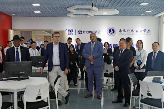 大使團參訪南充科技職業學院與中國電子云共建的元宇宙綜合實訓中心 大使團參訪南充科技職業學院與中國電子云共建的元宇宙綜合實訓中心